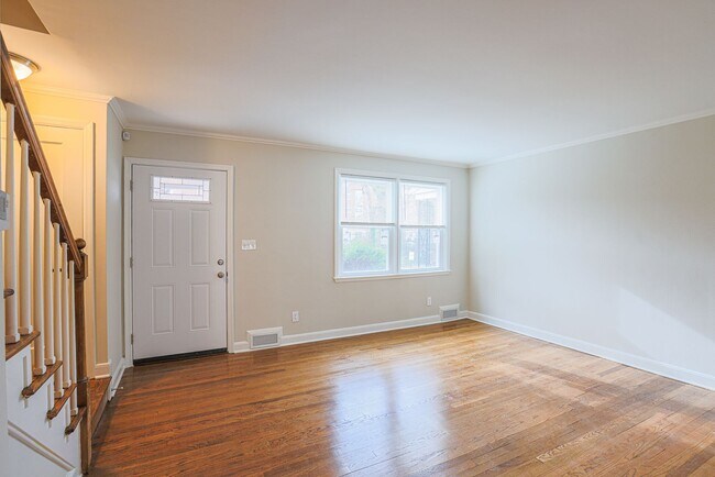 Building Photo - 3 BR 1-1/2 Baths MUST SEE- ACCEPTING HOSUING VOUCHERS!