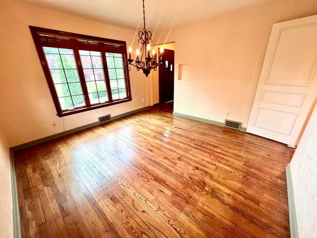 Building Photo - Pittsburgh - 3 Bedroom 1.5 Bathroom - Stunning Home