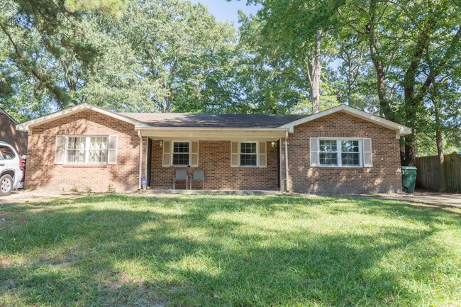 Building Photo - MOVE IN READY Apartment near College Drive...