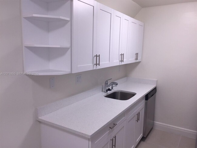 Building Photo - 10740 N Kendall Dr