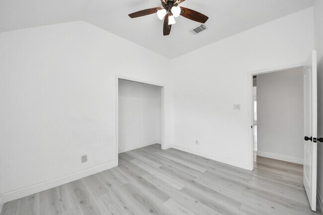 Building Photo - 10850 White Oak Point Ct