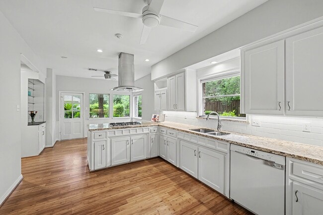 Building Photo - 10811 Hunters Forest Dr