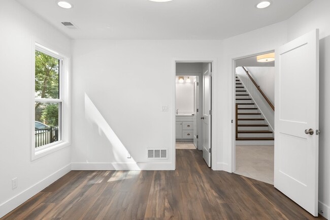 Building Photo - Main St Townhomes