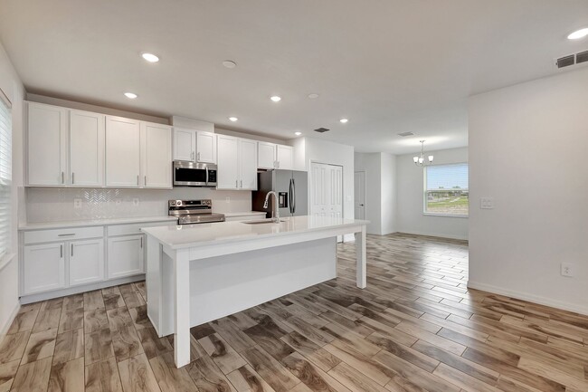 Building Photo - New 5 bedroom 3.5 bath with over 3000 livi...