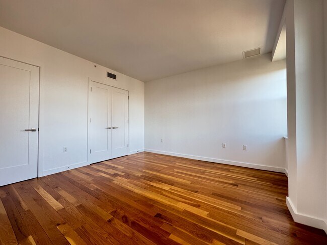 Building Photo - 123 Parkside Ave