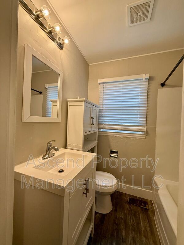 Building Photo - 5514 Rosemont Dr