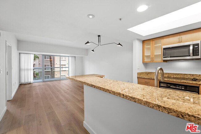 Building Photo - 13700 Marina Pointe Dr