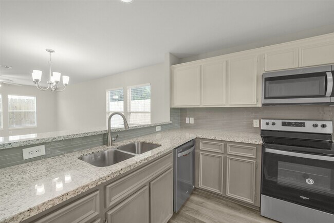 Building Photo - 750 Redwing Park Dr
