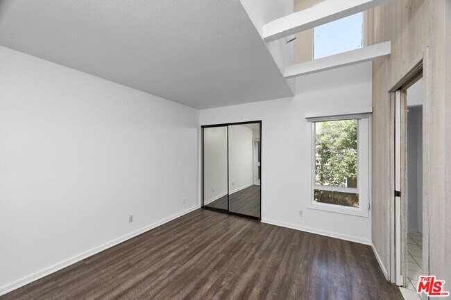 Building Photo - 257 Fairview St