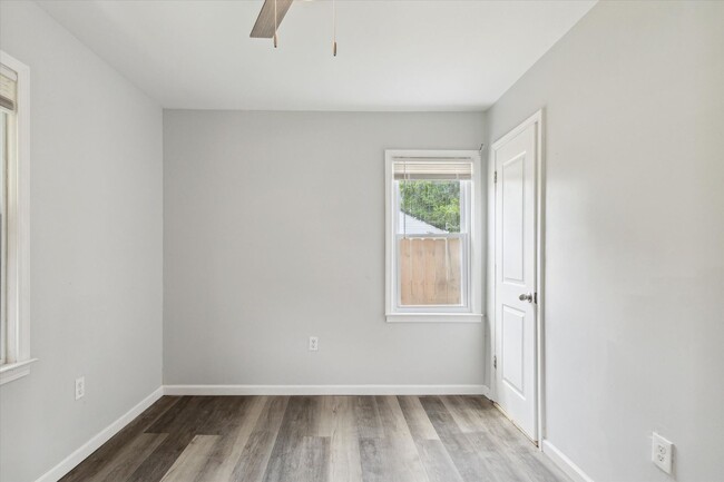 Building Photo - $1,050/month - 2 Bed 1 Bath