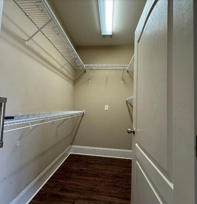 Building Photo - Beautiful Home in Deer Creek