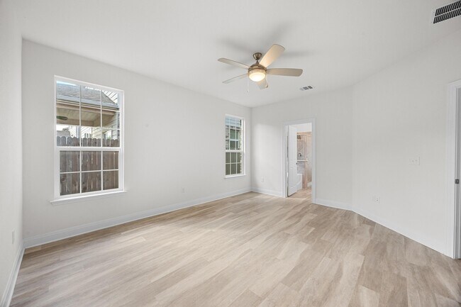 Building Photo - 528 Ayinger Ln