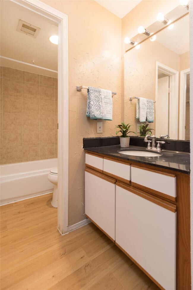 Building Photo - 9707 Richmond Ave.