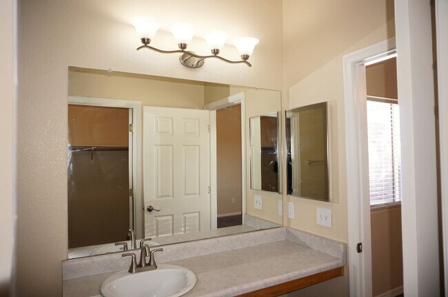 Building Photo - Popular Location, 3Bdm 2Ba Home