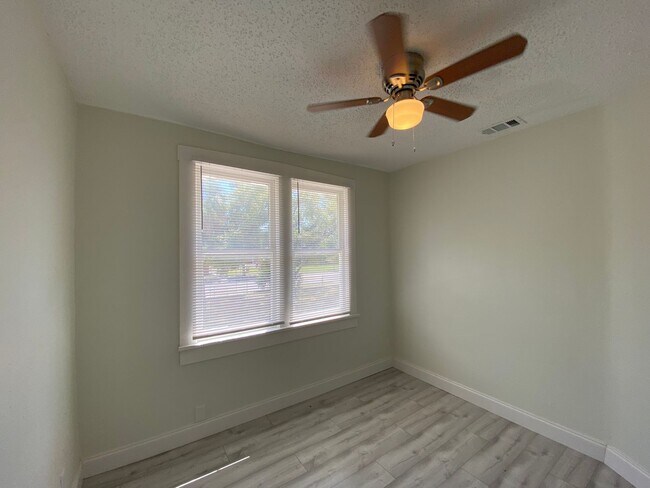 Building Photo - 18th Ave S Triplex