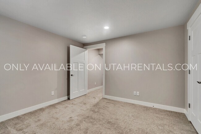 Building Photo - 1638 E Aspen Loop