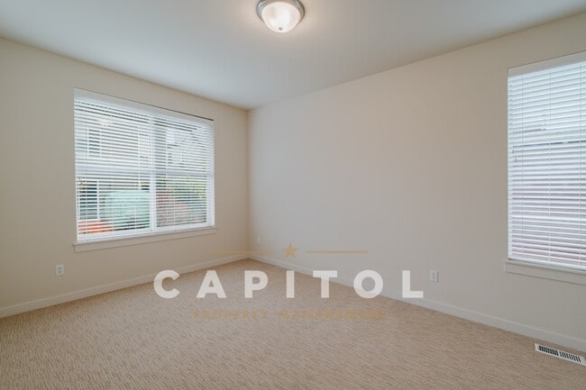 Building Photo - 3166 Vista Verde Ln SW