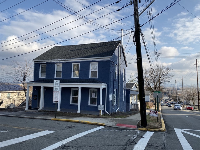 Building Photo - 301 Lilac Ln