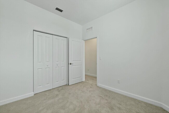 Building Photo - 305 SE Crossoak Ln