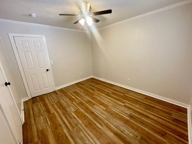 Building Photo - 2 Bed, 1 Bath Available NOW in Brandon!