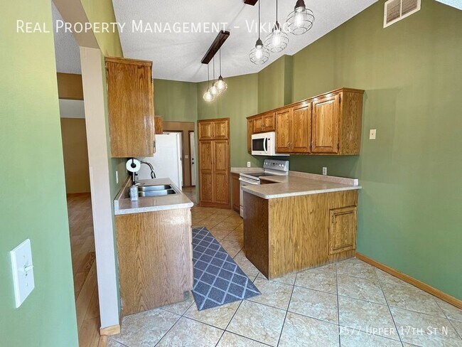 Building Photo - 2 Bedroom 2 Bathroom Home with Fenced In Y...