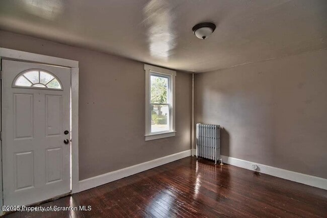 Building Photo - 18 Pine Rd