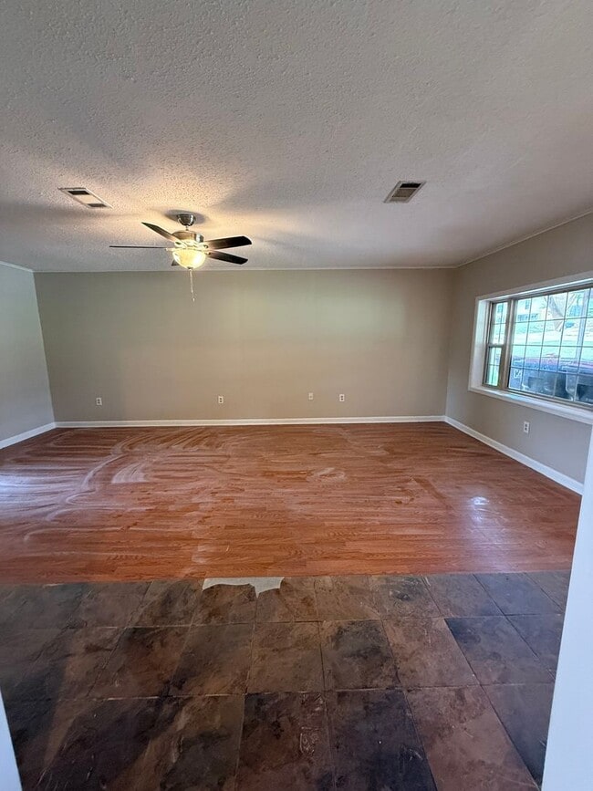 Building Photo - 3 BEDROOM 2 BATH HOUSE CENTRAL HEAT & AIR, UTILITIES ARE EGW, FENCED YARD, 2 CAR CARPORT, W/D HOO...