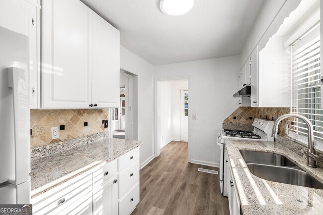 Building Photo - 1801 Crestridge Dr SE