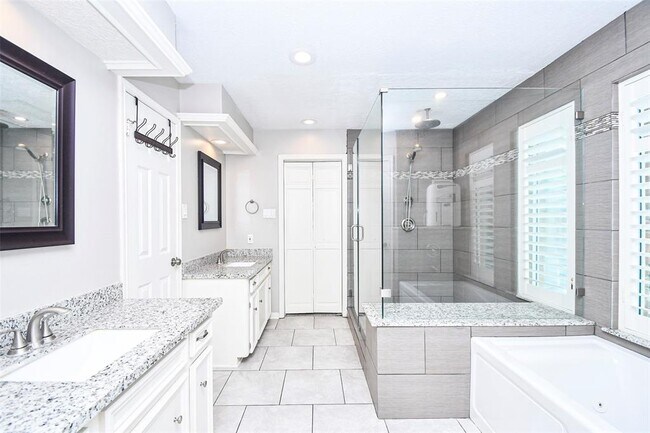 Building Photo - 811 Sugar Plum Cir
