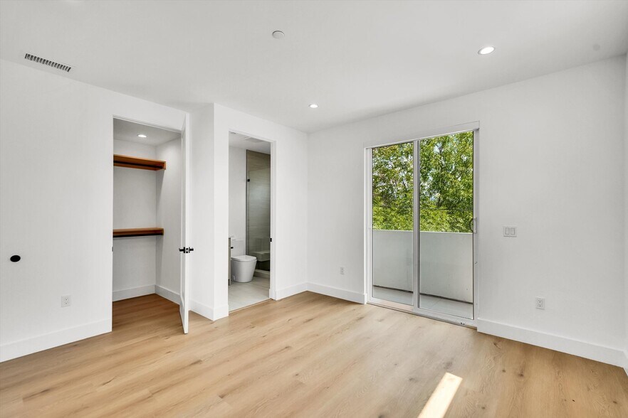 Building Photo - 5024 Cahuenga Blvd