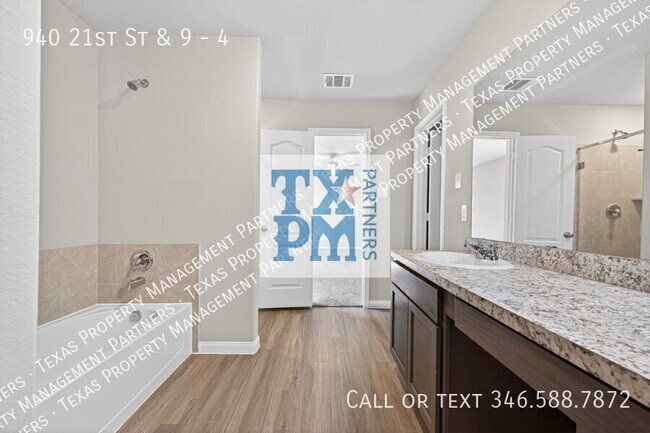 Building Photo - 940 21st St