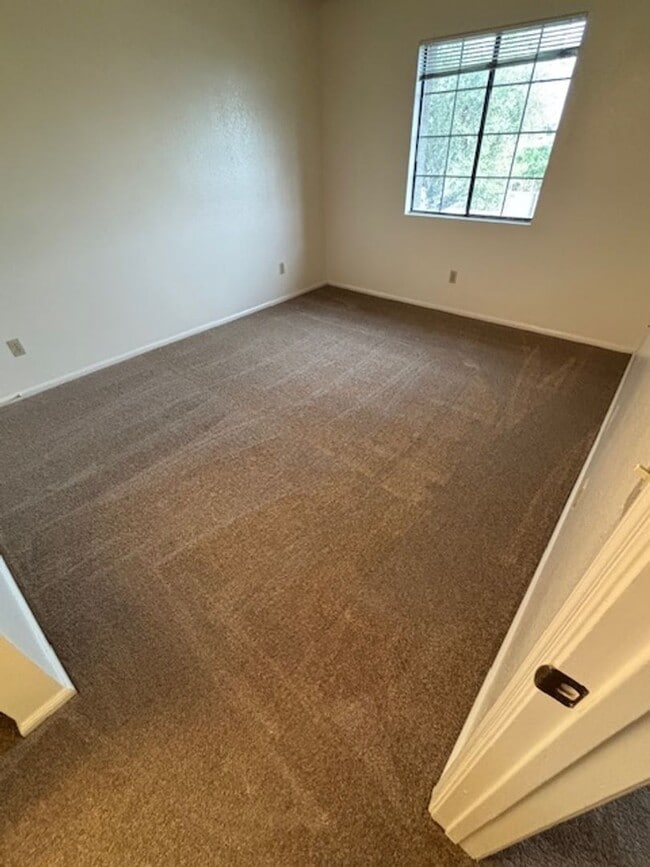 Building Photo - AVAILABLE NOW 2 BEDROOM 2 BATH CONDO WOODG...