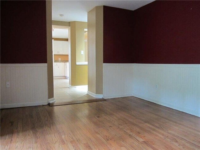 Building Photo - 2341 Southwood Dr