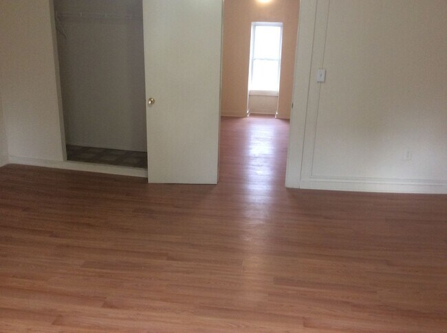 Building Photo - Renovated and Spacious 4 Bedroom 1.5 Bath ...