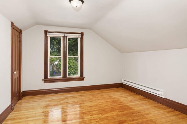 Building Photo - 375 Erie St