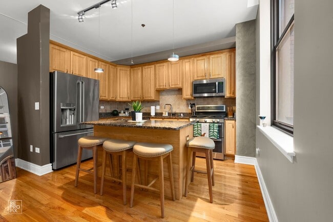 Building Photo - Modern Living Right in the Loop and Free P...