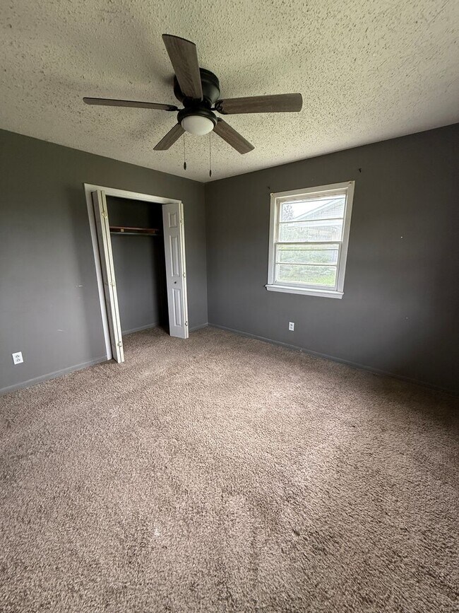 Building Photo - 3 bedroom/2 bathroom/2 car garage house