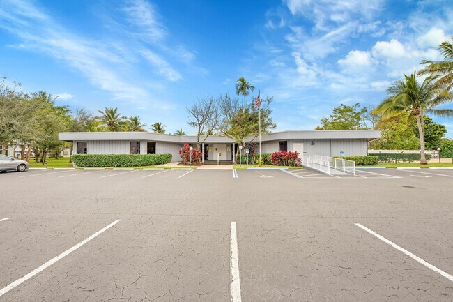 Building Photo - 118 Royal Pk Dr