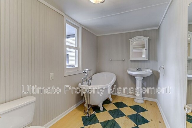 Building Photo - 1313 Glenn St