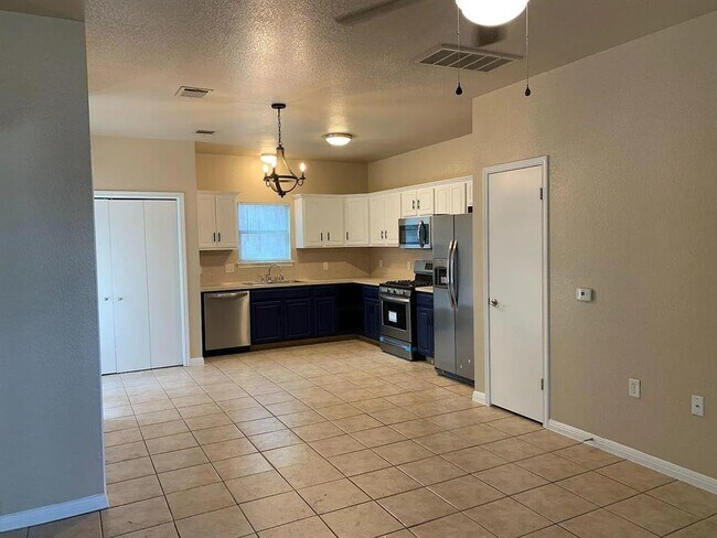 Building Photo - 1812 Maple Ave