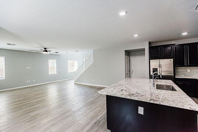 Building Photo - Beautiful 2 story Home