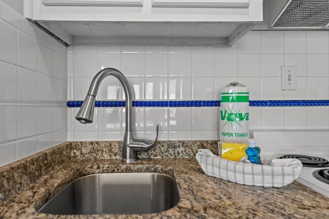 Building Photo - 8817 S Thomas Dr