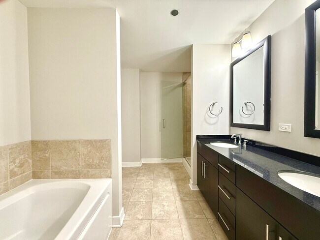 Building Photo - 505 N McClurg Ct
