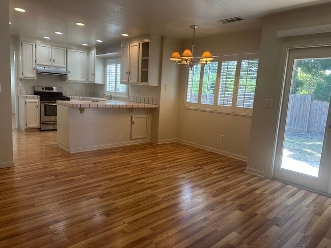 Building Photo - 4 Bedrom 2.5 baths Beauty