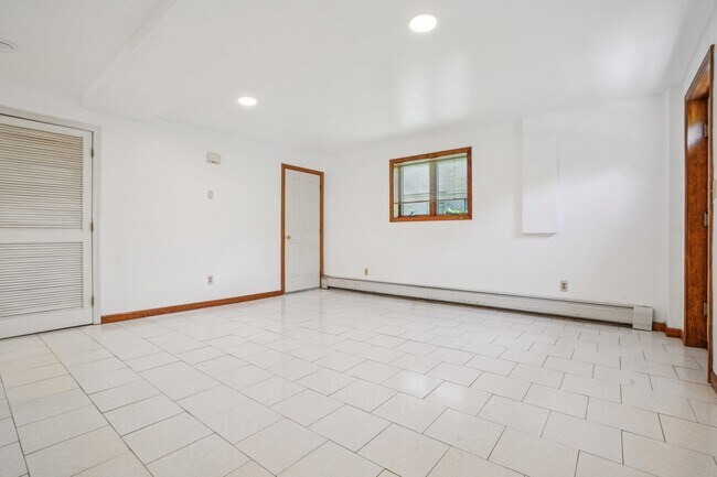 Building Photo - 2402 Hammett Ave