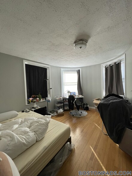 Building Photo - 879 Beacon St