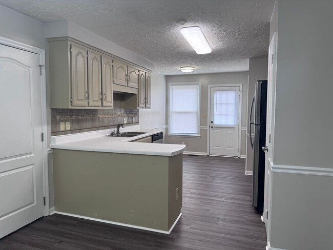 Building Photo - Super convenient location! Quick access to I-24 Exit 11!