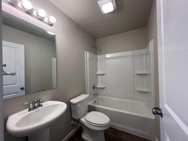 Building Photo - Pre leasing for July: Upland West.