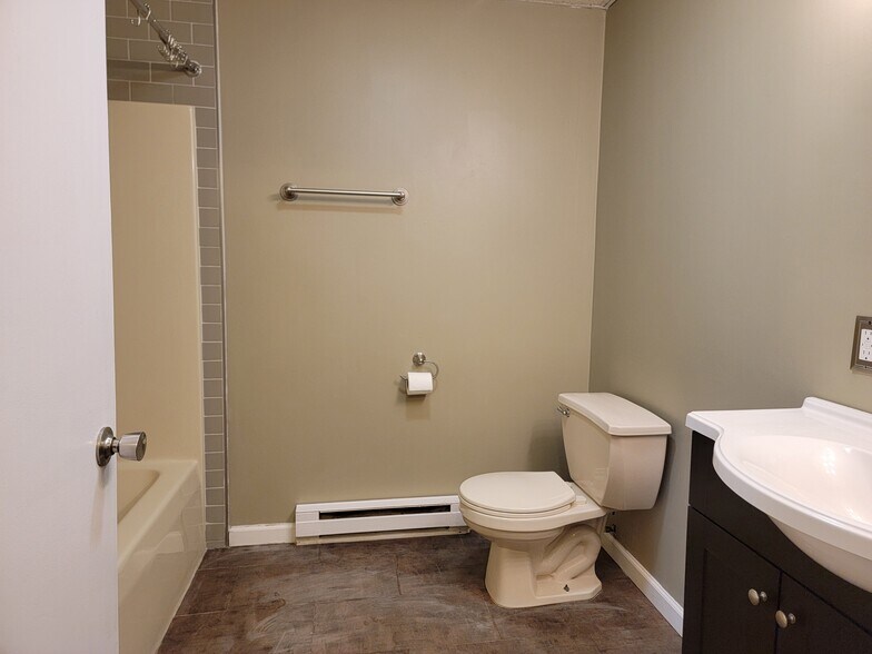 Building Photo - 84 Gross St