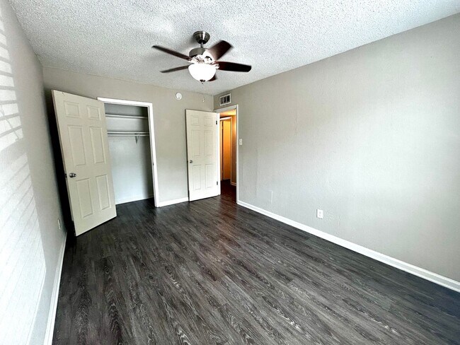 Building Photo - 2401 Manor Rd